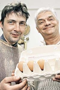 Two Russians cook egg with cell phone radiation