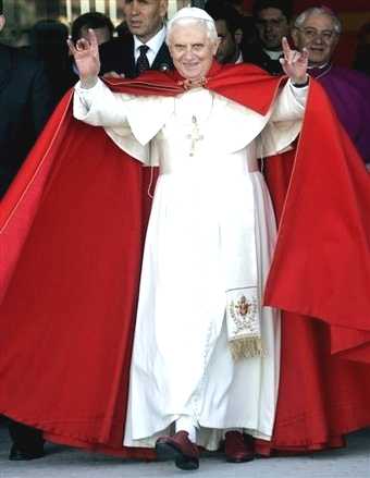 Pope Ratzinger flashes Satanic hand sign